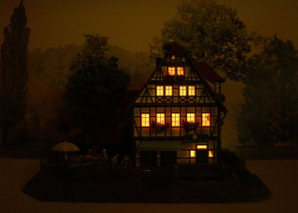 HO Diorama HO 1:87 Half-Timbered House Flower Shop Nursery Patinated Illuminated - Image 3 of 4