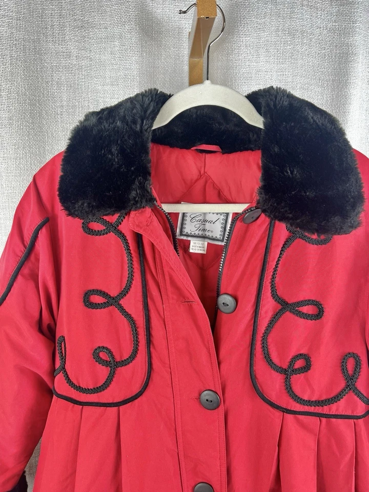 ¿Navidad vintage? Abrigo con detalle bordado Foto 3 de 4