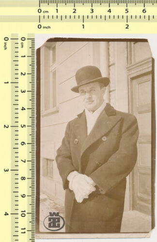 #080 années 1920 chapeau de bowling gantleman gants blancs homme élégant photo vintage - Photo 1/2