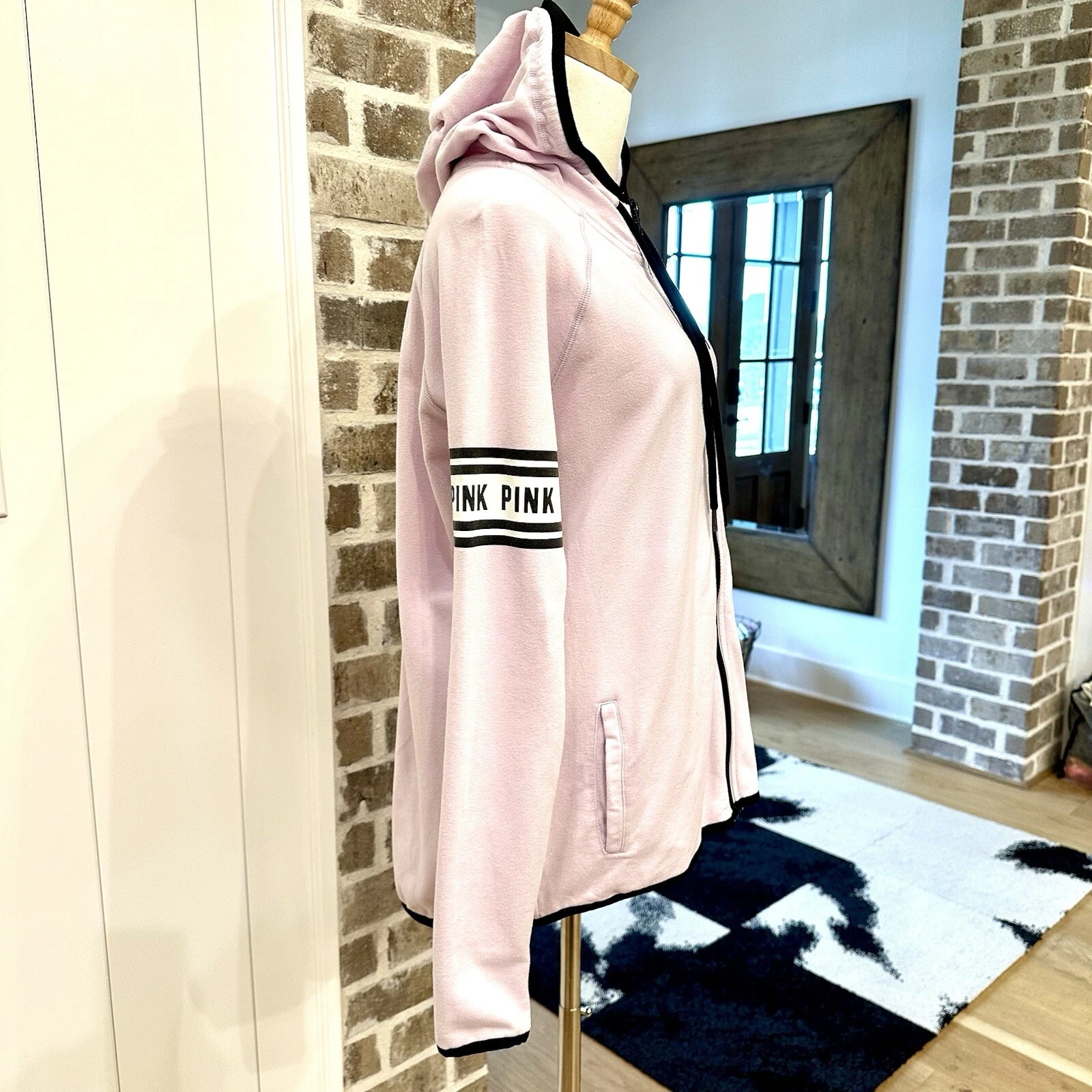 UNDERCOVER VICTORIA’S SECRET PINK 2015 Giacca con cappuccio e zip davanti con foro per pollice in lilla — M