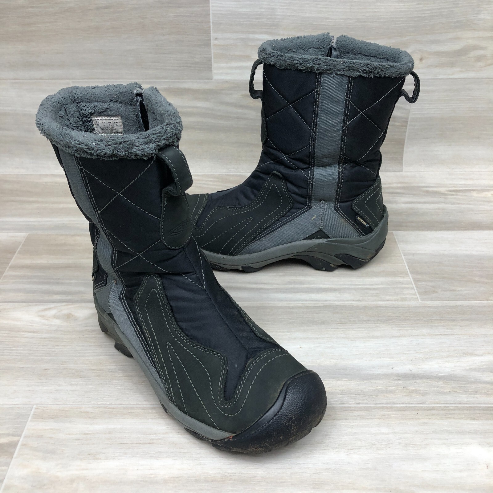 Stivali da neve Keen zip foderati in pelliccia sintetica caviglia alta neri e grigi isolati donna 6