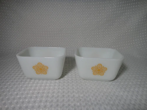 Vintage Pyrex Butterfly Gold 501 B 1 1/2 Cup Refrigerator Dish Without Lid Lot 2