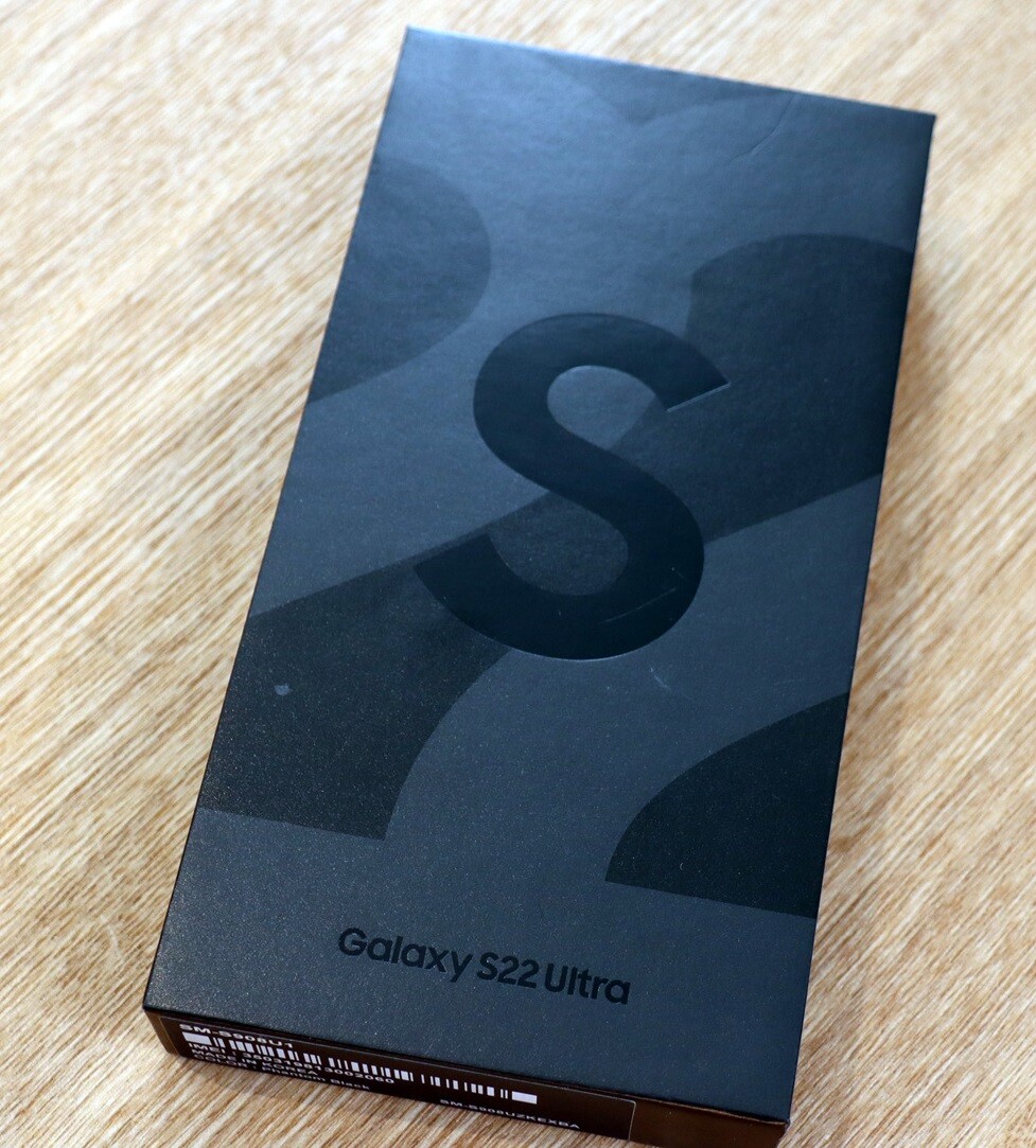 Samsung Galaxy S22 ブラック（箱あり） What do you get inside the Samsung Galaxy S22 box?