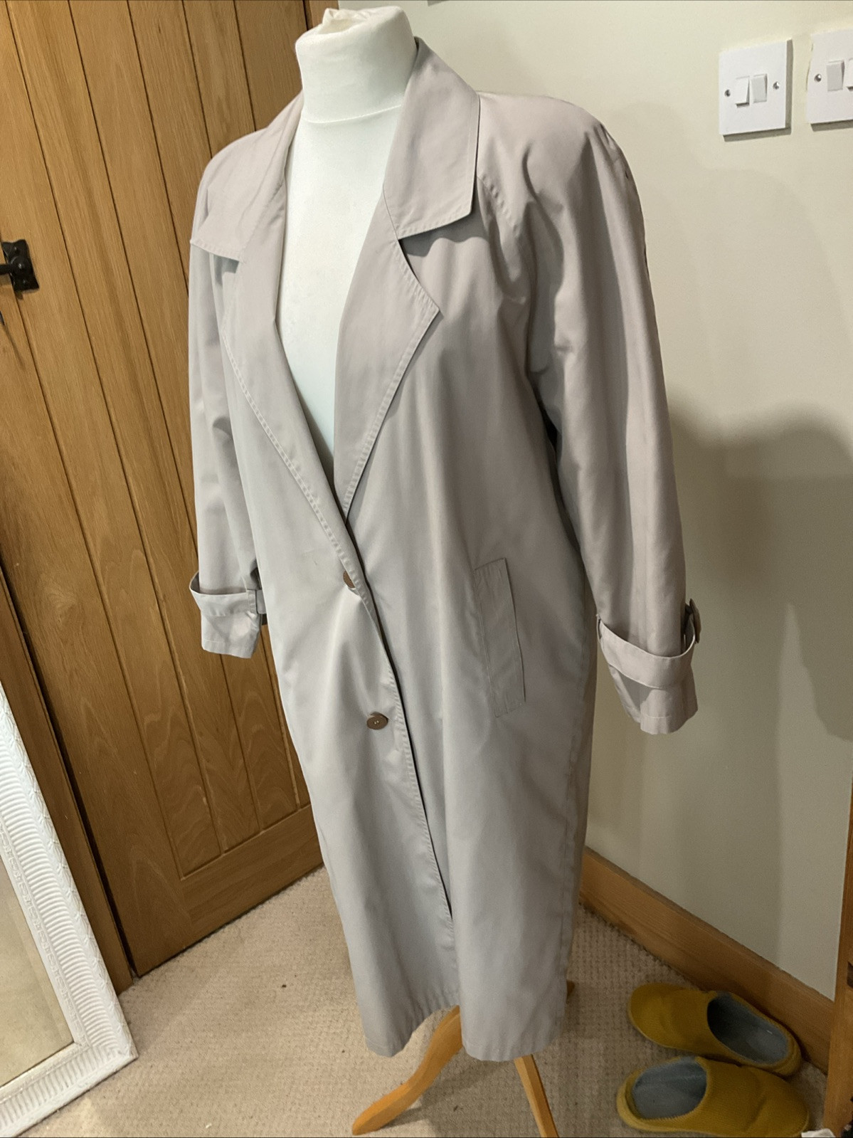 THETIS Beige Stone Trench Coat Size 48 Mac Style 43 Inch Long New No Tags Back Vent-image
