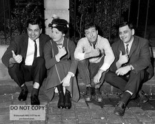 JULIE ANDREWS & DICK VAN DYKE ON THE SET OF "MARY POPPINS" - 8X10 PHOTO (SP453)
