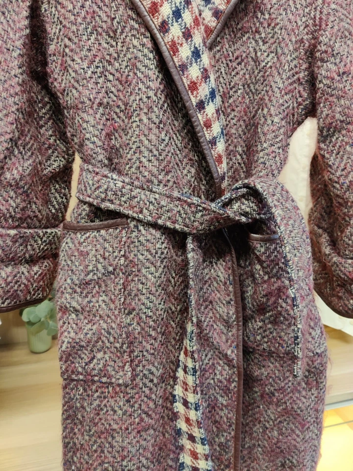 VINTAGE AQUASCUTUM BURGUNDY COAT WOOL UK 12 WOVEN LEATHER TRIM BELTED OVERCOAT - Image 2 of 4