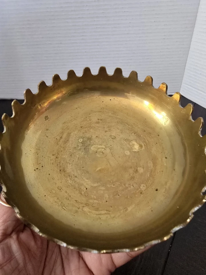 Bandeja de cenizas de latón festoneado Alan Fletcher de colección rara candelabro plato de baratija Foto 4 de 4