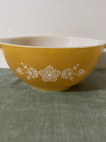 Vintage Pyrex Butterfly Gold #442 Cinderella Bowl Has Some Scratches. 1 1/2 Qt.