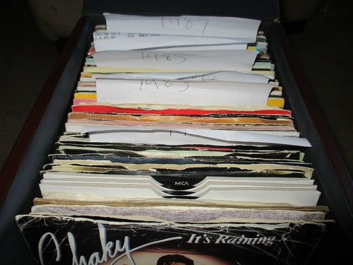 76 SINGLE VINYL RECORDS DATED 1981 TO 1987 COMPLETE WITH A 7" BROWN RECORD CASE - Picture 6 of 12