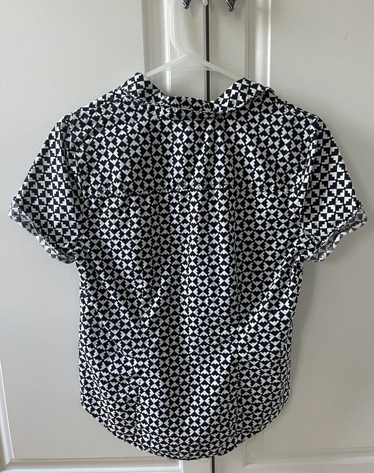 Camisa/pequena feminina Liz Claiborne estampada manga curta com botões - Imagem 3 de 4