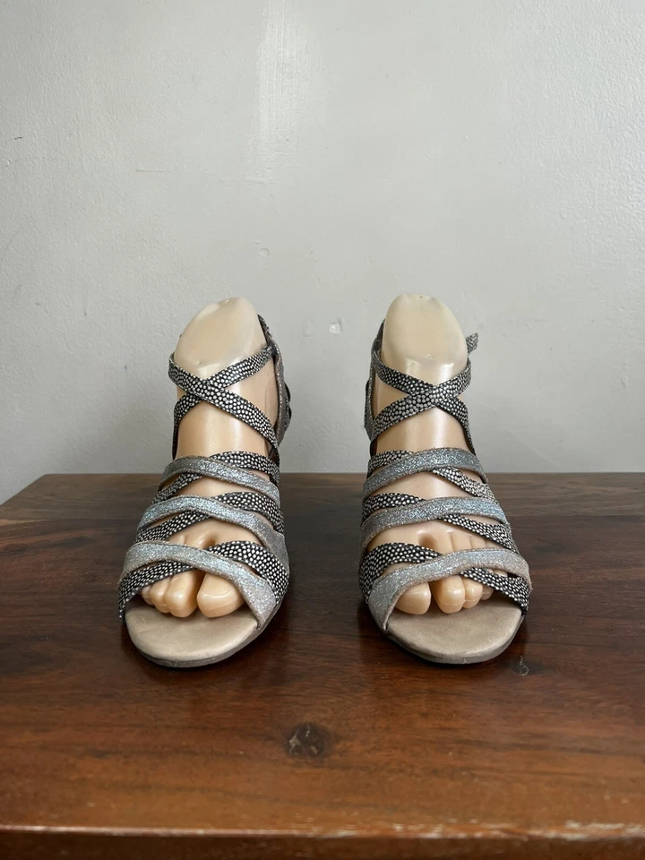 Sandalia de cuña de cuero Klub Nico talla 5 precio de venta sugerido por el fabricante: $148 Foto 2 de 4