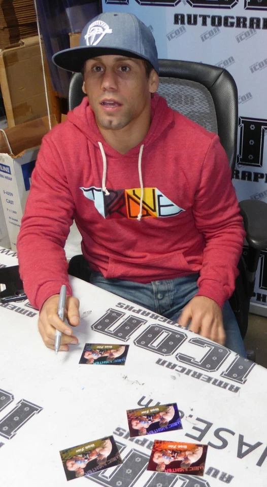 Tarjeta de novato dorada firmada por Urijah Faber 2010 Topps UFC Main Event #144 certificado de autenticidad BAS RC Foto 3 de 4