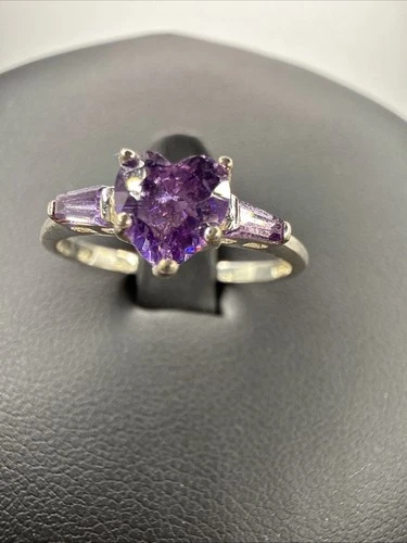 VTG DAINTY 925 STERLING SILVER AMETHYST HEART RING. SIZE 9. GRAMS 2. ARTIST CW