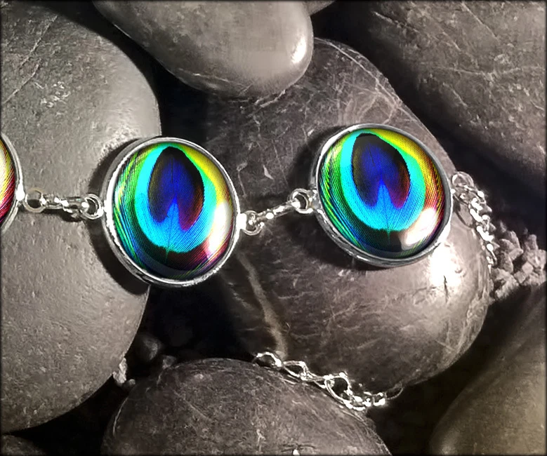 Brazalete Hecho a Mano Colorido Arco Iris Pluma de Pavo Real Plata Vidrio Gitano Pájaro Dije Foto 3 de 4