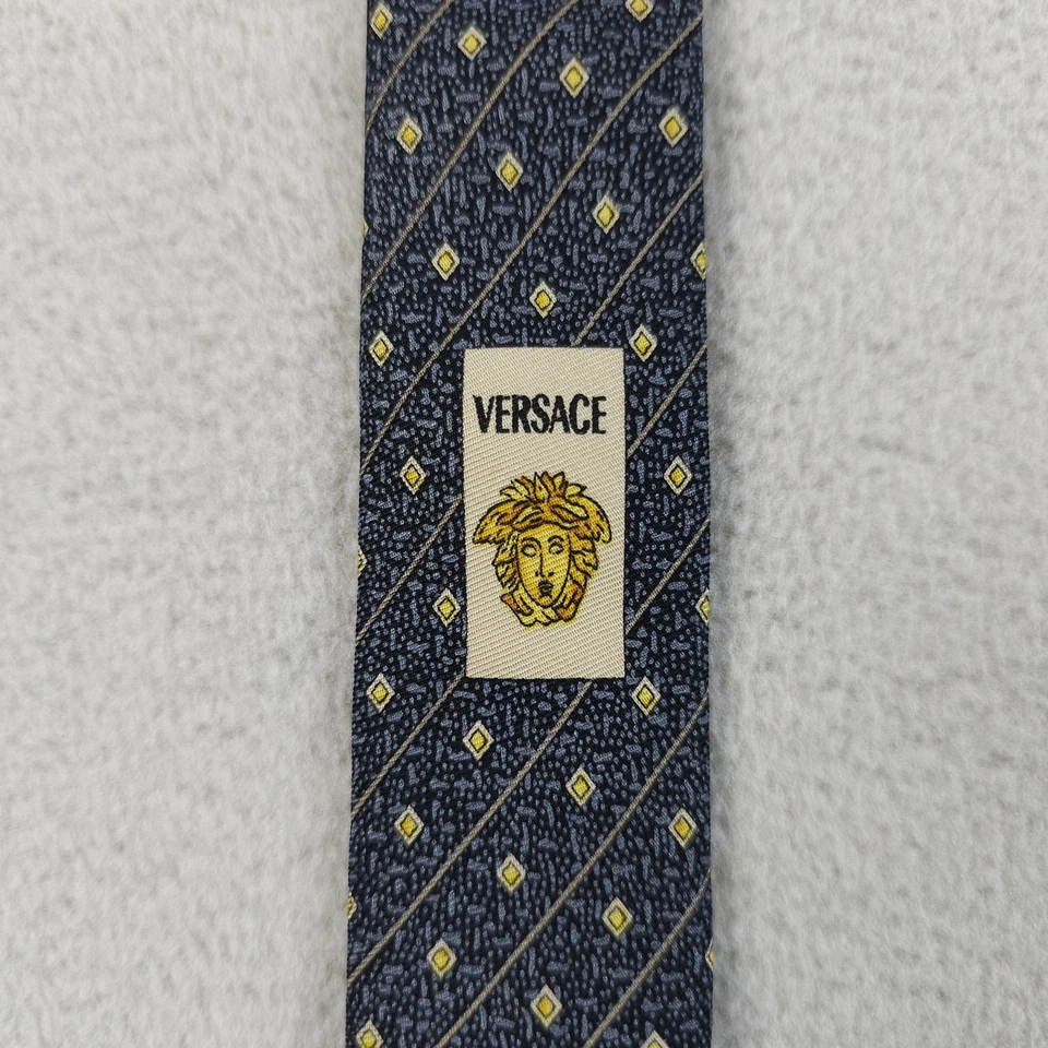 Gravata Gianni Versace masculina seda azul amarela padrão de cabeça de medusa luxo feita na Itália - Imagem 3 de 4