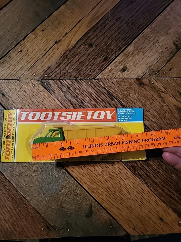 TOOTSIETOY DUMP TRUCK GREEN & YELLOW diecast combined w/plastic ~ Deadstock  - Image 2 of 4