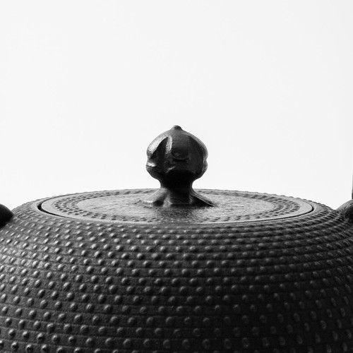 Nanbu Ironware Teapot Kanbai Arare be001 IH compatible Direct flame From Japan - Picture 3 of 3