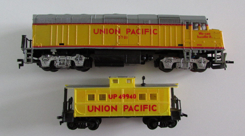 Life Like HO, Union Pacific 3901 and UP 49940 Caboose combo. Running, lighting