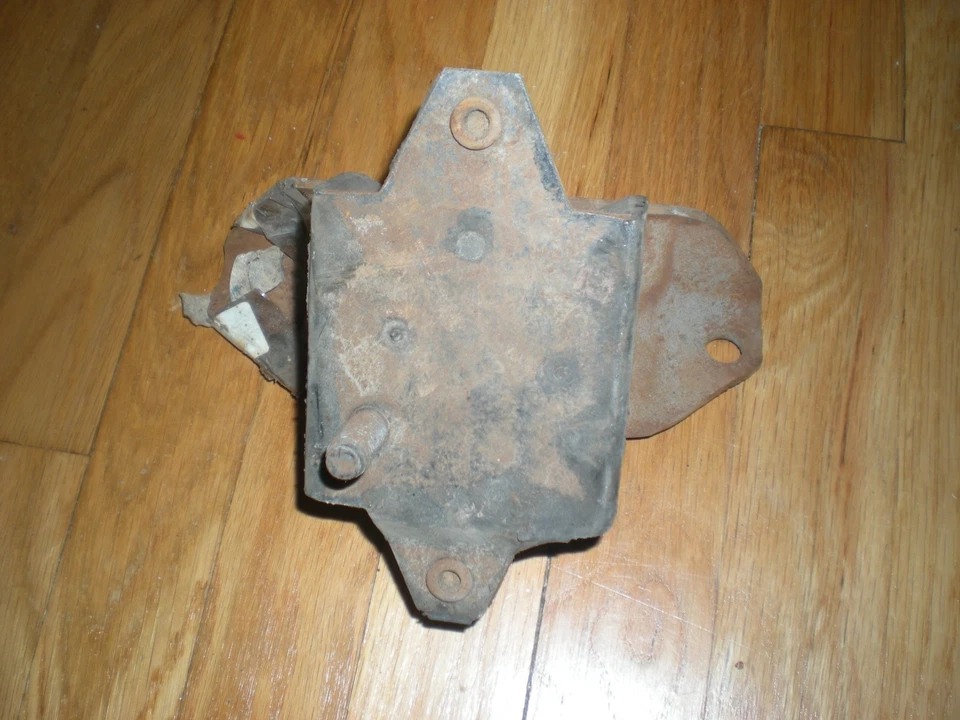 NOS 1981 FORD GRANADA 4.2L MOTOR MOUNT INSULATOR RH - Image 3 of 3