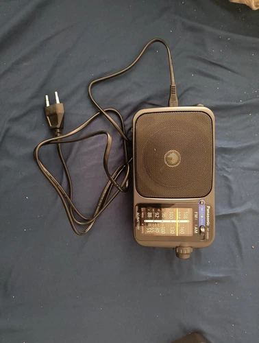 Panasonic RF 2400D  tragbares UKW/MW Kofferradio Netz oder Batteriebetrieb NEU
