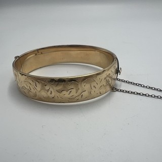 1/5th 9ct Rolled Gold Scroll Motif Bangle inc. Safety Chain (30g)