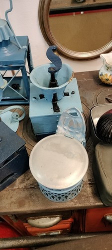 5 Oggetti Del Passato Lampada,Ferro Da Stiro,Porta Candele, Macinino,Porta Sale - Picture 4 of 8