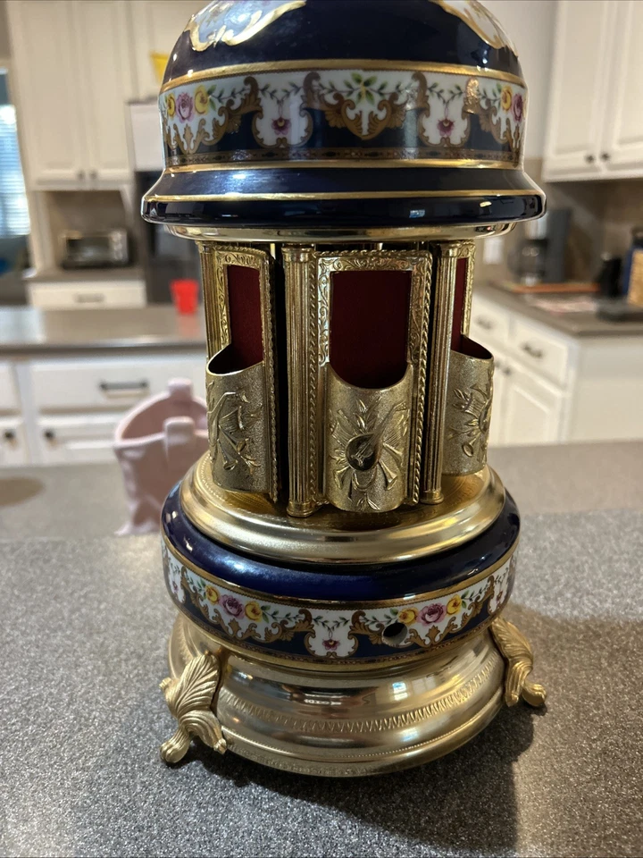 Caja de música carrusel vintage, lápiz labial giratorio/soporte para cigarrillos hecho en Italia Foto 3 de 3