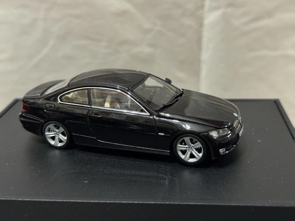 AUTOART BMW 3er SERIES E92 1:43 CONCESSIONARIO DEALER BOX WITH LED WORKING RARE - Immagine 4 di 4