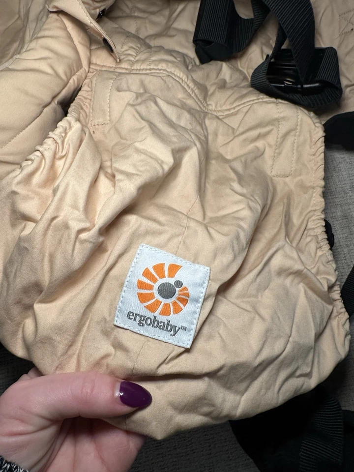 Детская переноска Ergobaby Omni 360 - черная и верблюжья - Изображение 2 из 4