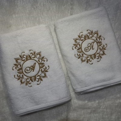 Personalisiertes weißes Badetuch Goldstickerei | individueller Name Initiale Geschenk