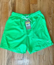 Nuevo con etiquetas Pantalones Cortos de Malla Nike, Ajuste Estándar Longitud Media del Muslo, Bolsillos, un Verde Vibrante Para Hombres Pequeños