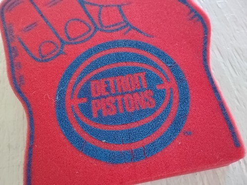 Vintage Red Detroit Pistons NBA Foam Finger NBA UFFICIALE Basketball Trench Mfg - Foto 2 di 10