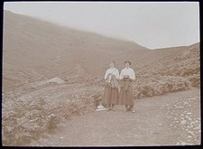Glass Magic Lantern Slide EDWARDIAN GIRLS GRISEDALE PASS DATED 1911 PHOTO