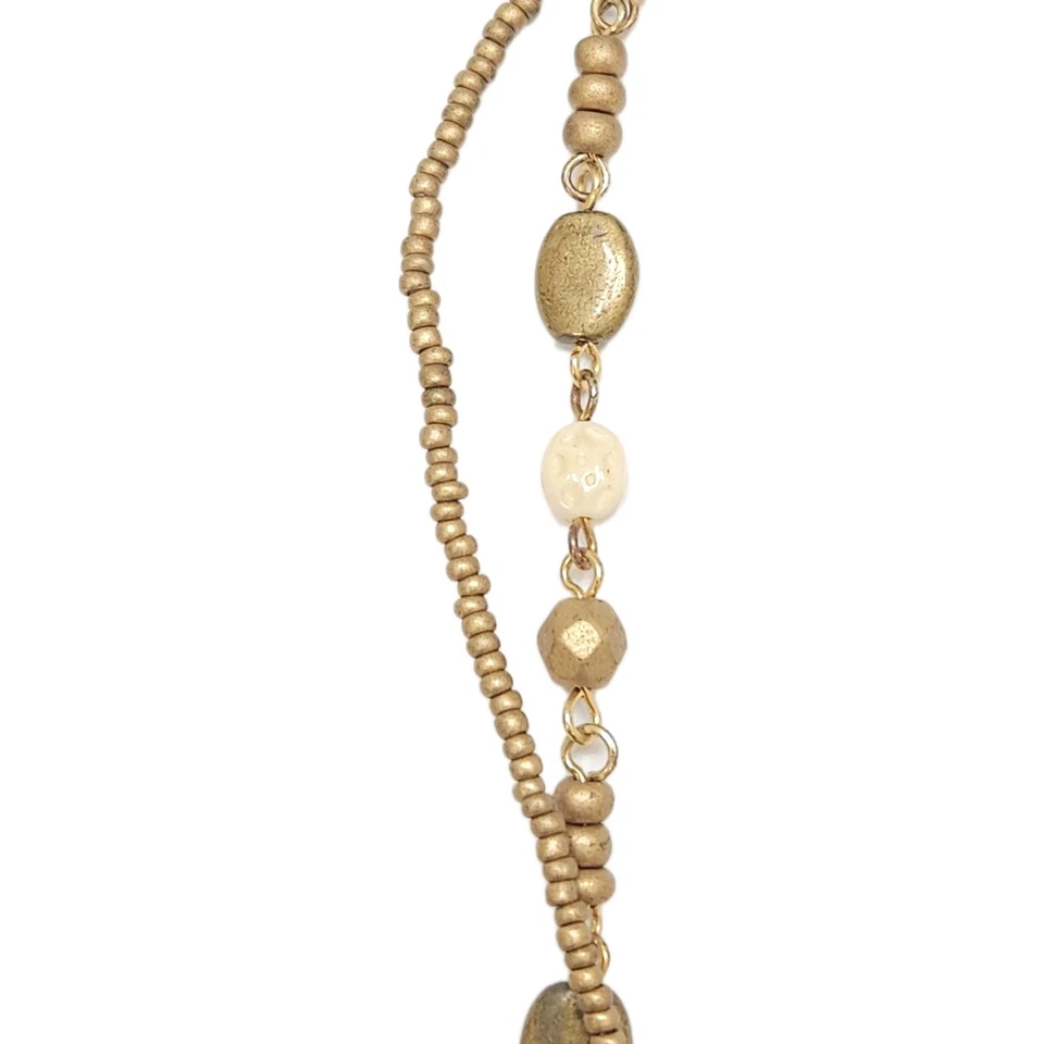 Collar de cuentas en capas con colgante de medallón de piedra blanca dorada firmada por Cookie Lee Foto 4 de 4
