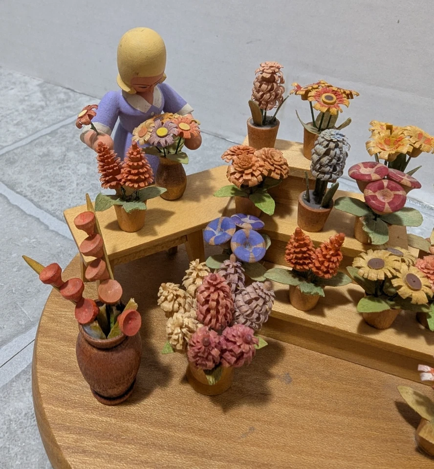 Vendedor de flores de madera tallada vintage Erzgebirge Alemania Oriental Foto 2 de 4