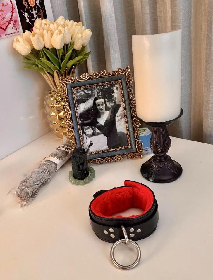 Gargantilla o puño con junta tórica de cuero sintético negro con forro rojo difuso gótico punk grunge Foto 3 de 4