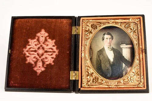 Daguerreotype of Gentlman in 1/6 Plate Littlefield Molded Union Case V24