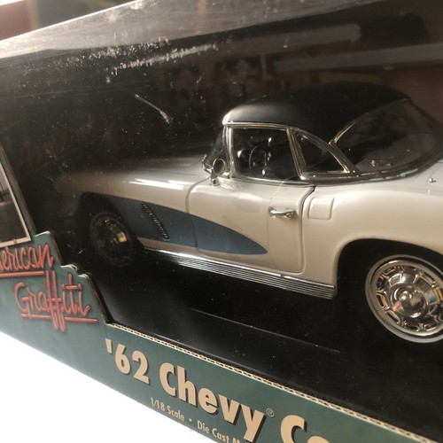 AMERICAN GRAFFITI 62 CHEVY CORVETTE 1:18 diecast white / blue convertible - Picture 10 of 10