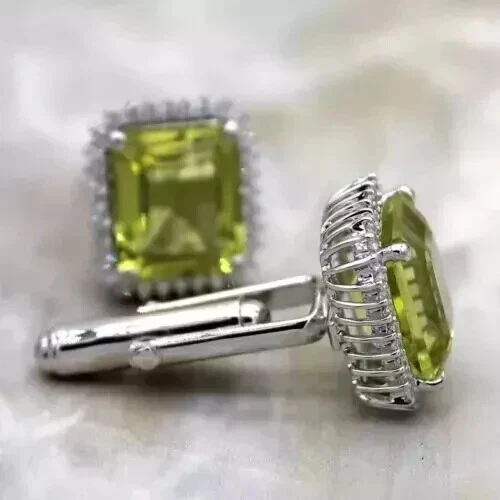 Gemelos para hombre enchapados en oro blanco de 14 quilates con diamantes de peridoto verde creados en laboratorio Foto 2 de 4