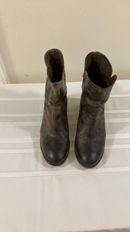 Bota para mujer DiBa True Distressed Looking con tacón ancho de 2" 8 M EXC Foto 2 de 4