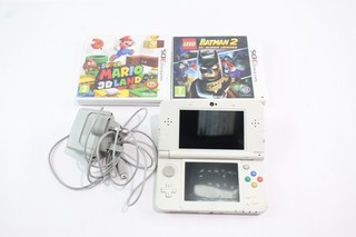 Nintendo New 3DS funktionstüchtig weiß mit Ladegerät & Spielen inkl. Super Mario 3D Land