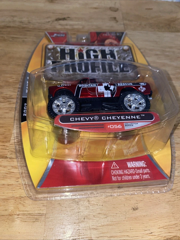 Unidad de rescate de montaña Jada High Profile Chevy Cheyenne C10 4x4 roja Foto 3 de 4