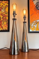 Coppia di lampade da scrivania/comodino/tavolo laterali contemporanee cromate lucide