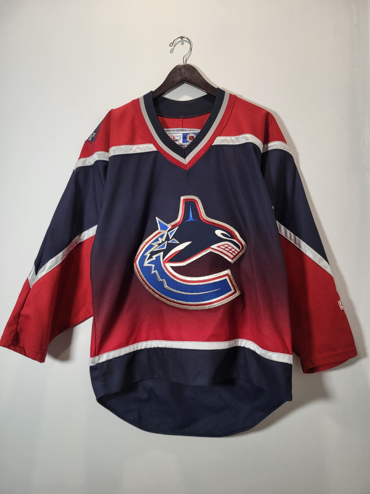 CCM - NHL Vancouver Canucks ユニフォーム s-l1600.jpg
