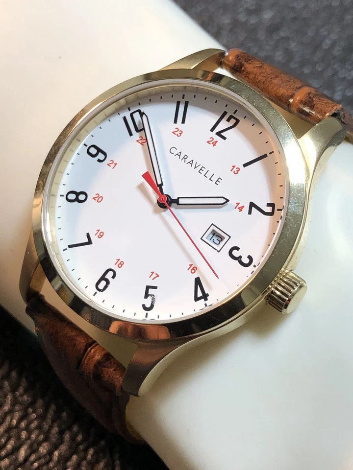 Reloj Caravelle By Bulova Hombre Tono Dorado Esfera Blanca, Fecha, Hora Militar Nuevo Murciélago Foto 2 de 4