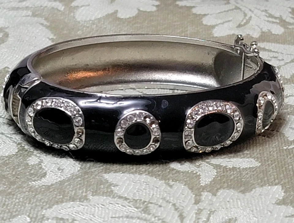 Brazalete Brazalete LIA SOPHIA Negro Esmalte Estrás Tono Plata Bisagras 7 1/2" Foto 2 de 3