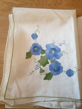 MANTEL Y 12 SERVILLETAS DE LINO BORDADOS A MANO - FLORES AZULES