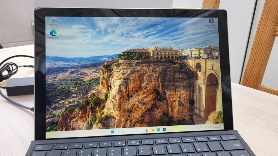 Microsoft Surface Pro, Wi-Fi, 12,3 Zoll, 256GB SSD - Bild 3 von 4