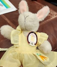 8" Muffy Vanderbear Family Vanderhare 1990 Yellow organdy dress with Carrots