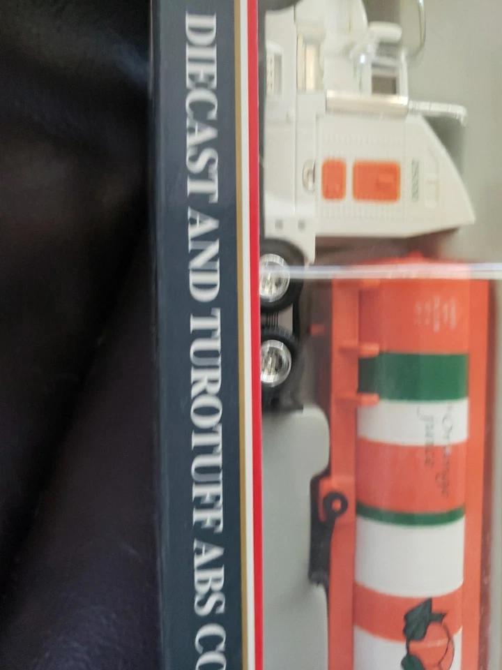 HO SCALE ORANGE JUICE DIECAST TRACTOR AND TRAILER - Image 4 of 4